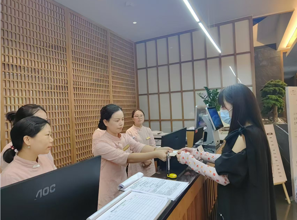 夯實基礎 蓄力前行！——酒店管理部開展服務技能培訓(圖1)